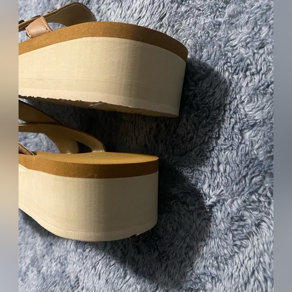 UGG Australia Womans Yellow Luna Logo are a size 8. - Picture 6 of 11